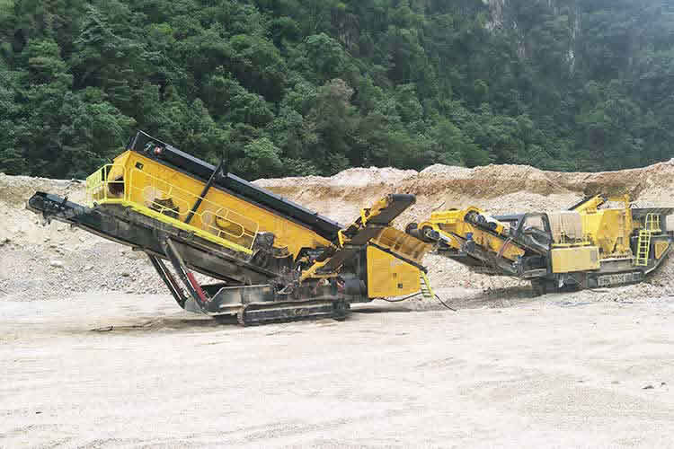 Mobile crushing production line